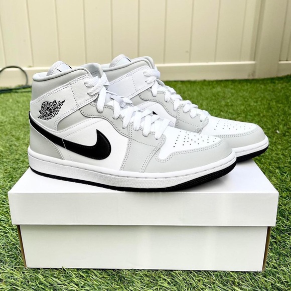 Women’s Nike air Jordan 1 mid - Picture 3 of 4